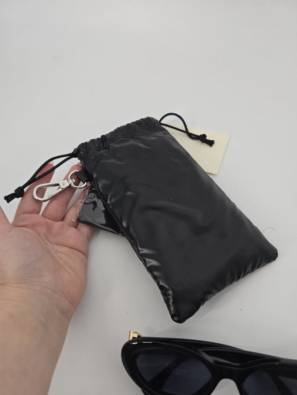 Fendi FE40140U Black Frame Oval Sunglasses with Pouch - Picture 2 of 8